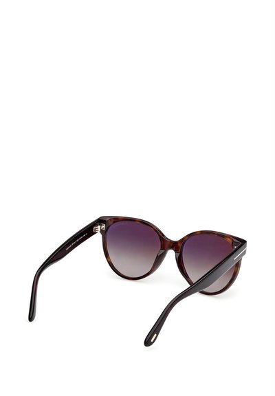 Kočičí brýle s želvími vzory, s gradientními fialovými čočkami a černými nožičkami. Na pantích mají kovové doplňky.