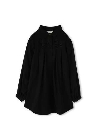 Zwarte blouse met lange mouwen en een gestructureerde kraag, voorzien van een voorpand met zigzag borduursel en gatherdetails bij de mouwen.