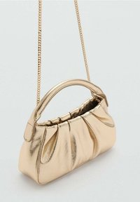 Borsa in oro metallico con un design arrotondato e plissettato e una sottile tracolla a catena. Texture liscia e forma strutturata, ideale per ambienti formali.