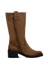 Bottes en daim marron hauteur genou avec un talon bloc, une fermeture éclair sur le côté et un haut courbé. Les coutures ajoutent de la texture à la surface lisse.