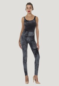Sort og grå tie-dye bodysuit med et tætsiddende design, kombineret med leggings med høj talje. Glat stof med en let glans og uden synlige pynt.