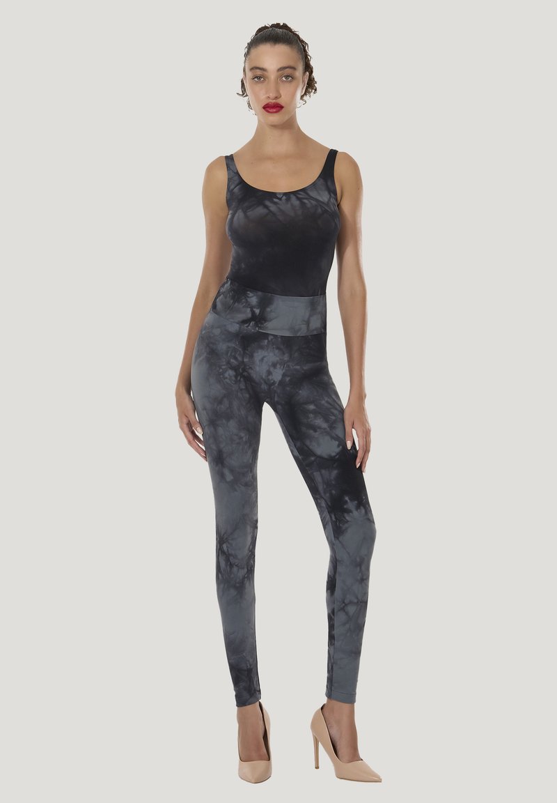 Sort og grå tie-dye bodysuit med et tætsiddende design, kombineret med leggings med høj talje. Glat stof med en let glans og uden synlige pynt.