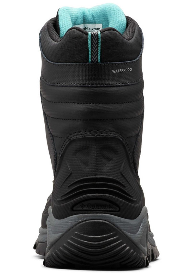 Botte noire imperméable avec une finition texturée, col rembourré en bleu clair et semelle grise contrastante avec un profil patiné.