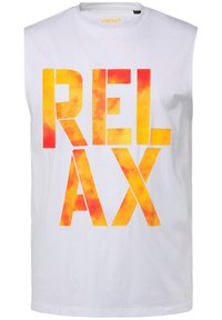 Witte mouwloze t-shirt met grote oranje en gele gradient tekst die "RELAX" zegt. Gemaakt van zacht katoen.