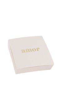 Scatola quadrata di colore rosa chiaro con una finitura lucida, con la parola "amor" in lettere dorate sulla parte superiore. Texture liscia, eleganza sottile.