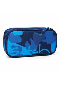 Blaues Camouflage-Mäppchen aus texturiertem Stoff, runde Form und ein auffälliges Logo in einer helleren Blaufarbe. Reißverschluss oben.