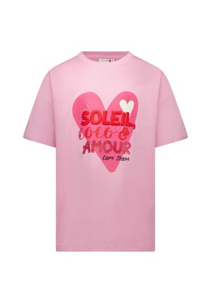Roze katoenen T-shirt met korte mouwen, met een grote rode en roze hartgrafiek en de tekst "SOLEIL, COCO & AMOUR" in verschillende lettertypen.