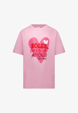 Roze katoenen T-shirt met korte mouwen, met een grote rode en roze hartgrafiek en de tekst "SOLEIL, COCO & AMOUR" in verschillende lettertypen.