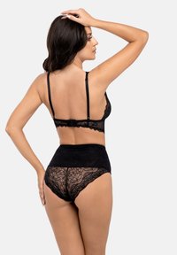 Zwart kanten lingerieset met een bralette met verstelbare bandjes en een hoog-waisted slipje met transparante kanten details en bloemenpatronen.
