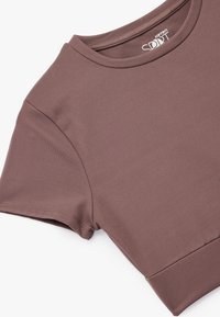 Kortærmet top i støvet mauve stof. Har en rund halsudskæring, tætsiddende design og glat tekstur med en let stræk.