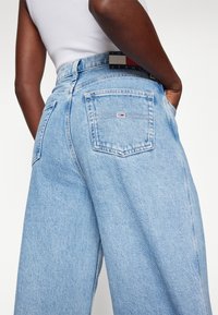Tommy Jeans CLAIRE - Brīva piegriezuma džinsi - denim light