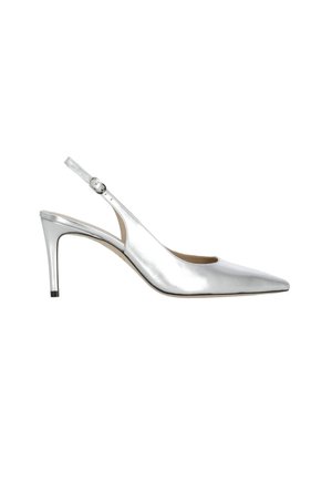 Scarpa con tacco alto a punta metallica argento con cinturino slingback, fibbia regolabile e tacco a spillo sottile su sfondo bianco.