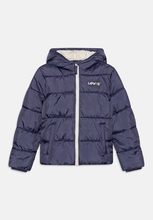 Giacca imbottita blu navy con cappuccio, cerniera bianca, due tasche frontali e logo "Levi's" sul petto a sinistra.