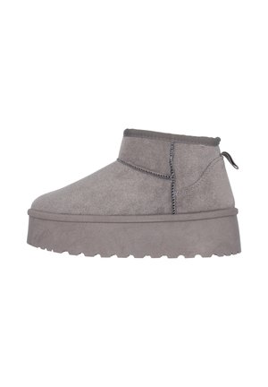Graue Wildleder-Stiefelette mit runder Zehenform, elastischem Kragen und dicker, strukturiertem Plattformsohle. Mit kontrastierenden Nähten und Zugschlaufe.