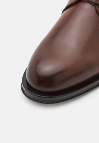 Tommy Hilfiger CORE SHOE - Κομψά δετά παπούτσια - winter cognac