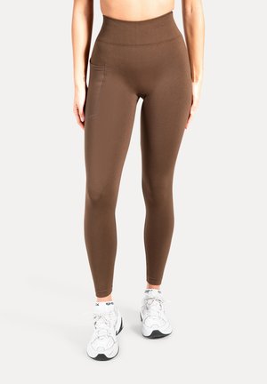 SEAMLESS SCRUNCH KADRIA POCKET - Leggings - braun