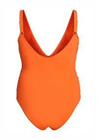 Jednodielne plavky v jasne pomarančovej farbe. Majú hlboký V-výstrih, nastaviteľné ramienka a hladký, elastický materiál s bočnými detailmi riasenia.