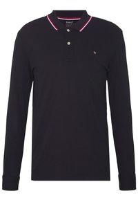 Polo shirt nero a maniche lunghe con colletto, caratterizzato da un bordo a righe rosse e bianche, tre bottoni e un piccolo logo ricamato sul petto.
