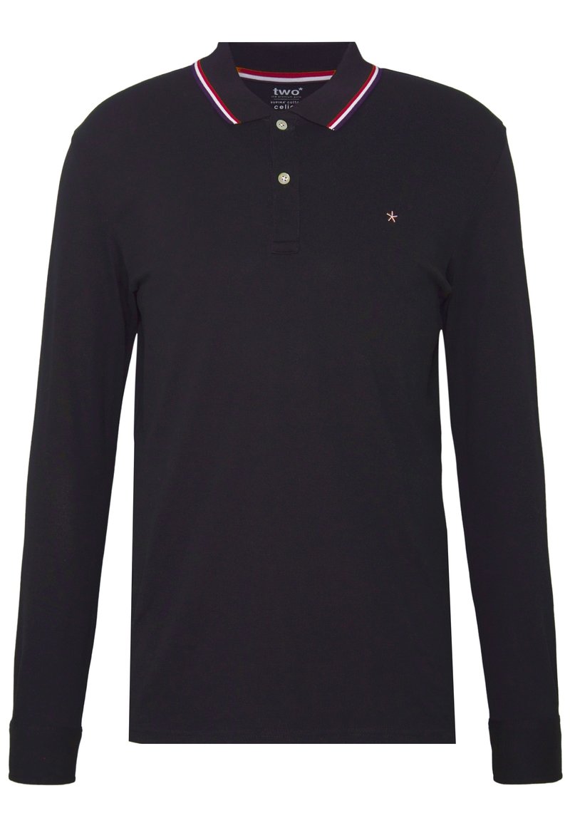 Polo shirt nero a maniche lunghe con colletto, caratterizzato da un bordo a righe rosse e bianche, tre bottoni e un piccolo logo ricamato sul petto.