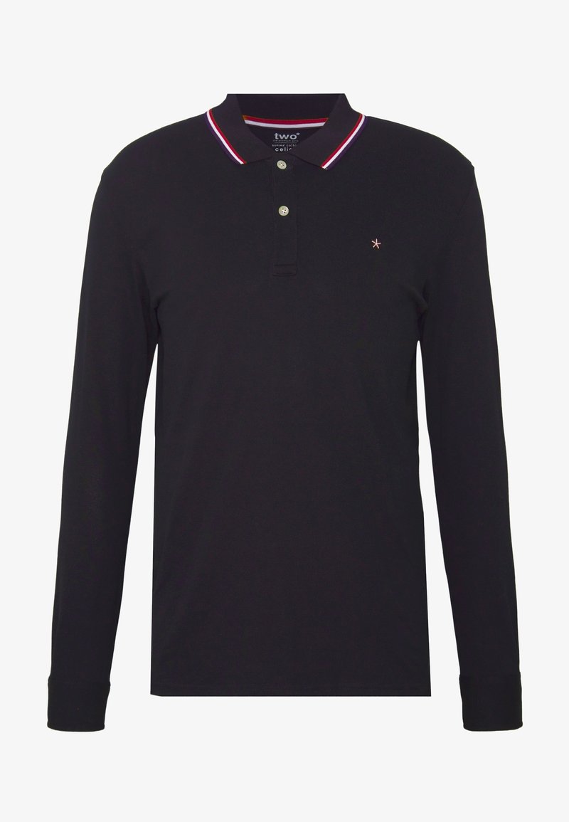 Polo shirt nero a maniche lunghe con colletto, caratterizzato da un bordo a righe rosse e bianche, tre bottoni e un piccolo logo ricamato sul petto.