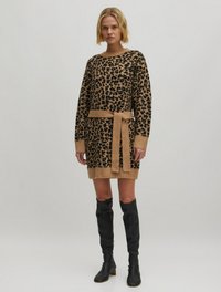 Leopardenmuster-Strickkleid in Beige und Schwarz, mit langen Ärmeln, Rundhalsausschnitt und einem passenden Gürtel in der Taille. Schwarze kniehohe Stiefel.