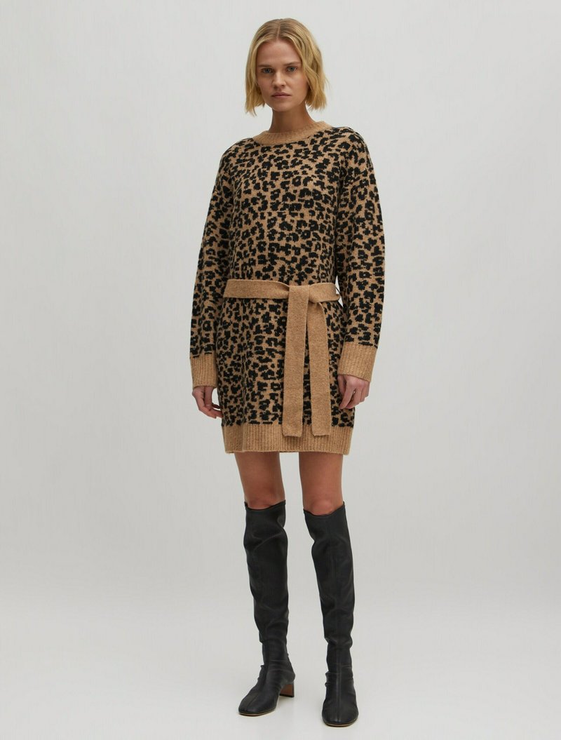 Leopardenmuster-Strickkleid in Beige und Schwarz, mit langen Ärmeln, Rundhalsausschnitt und einem passenden Gürtel in der Taille. Schwarze kniehohe Stiefel.