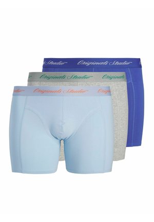 Trois paires de boxers pour hommes en bleu clair, gris et bleu avec des ceintures de marque, empilées de l'avant vers l'arrière sur fond blanc.