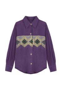 Camicia di camoscio viola con maniche lunghe, colletto, bottoni frontali e motivi geometrici in perline verdi, rosse e gialle sul petto.