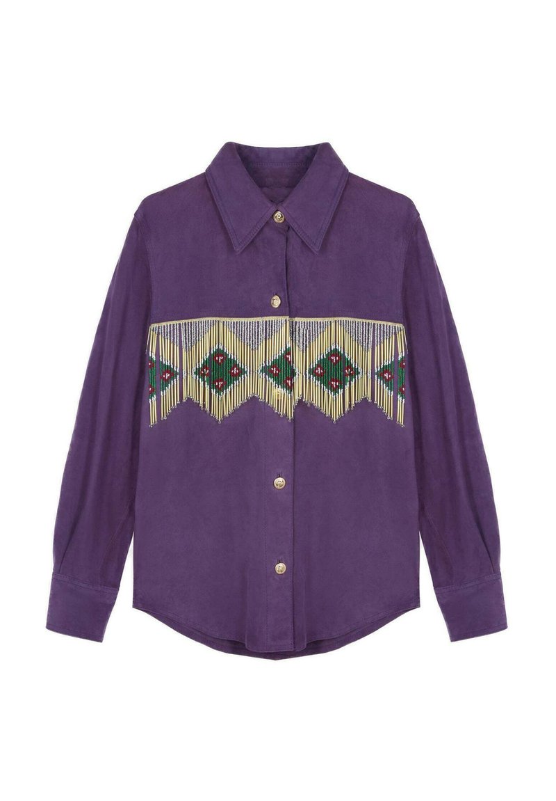 Camicia di camoscio viola con maniche lunghe, colletto, bottoni frontali e motivi geometrici in perline verdi, rosse e gialle sul petto.