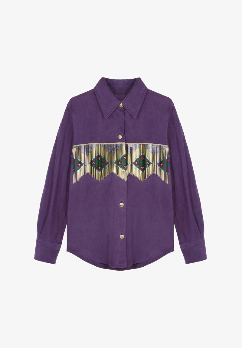 Lilla ruskinds skjorte med lange ærmer, krave, frontknapper og perlebelagte geometriske mønstre i grøn, rød og gul over brystet.