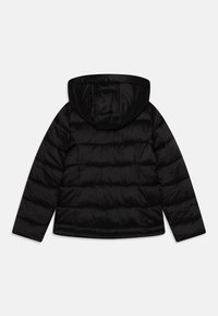 Czarna pikowana kurtka puchowa z kapturem, wyposażona w poziome przeszycia, gładkie błyszczące wykończenie oraz długie rękawy.