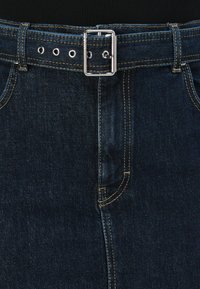 Jupe en jean foncé avec une ceinture à boucle argentée, détails de couture visibles et design ajusté avec deux poches avant.