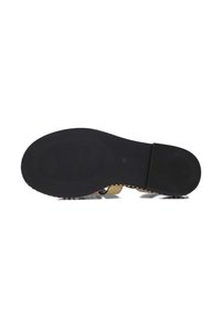 Zwarte schoenzool met een getextureerd rubberoppervlak, voorzien van een gouden metallic accent op de hak en een geplaatste achterkant voor grip.