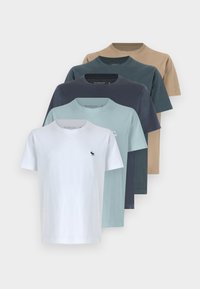 Set di cinque magliette in cotone di diversi colori: bianco, azzurro, blu scuro, verde e beige. Design classico a girocollo con un piccolo dettaglio del logo.