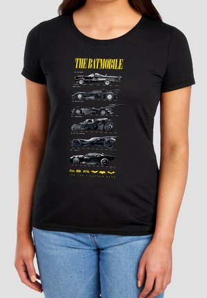 Schwarzes T-Shirt mit sechs Seitenprofil-Illustrationen von Batmobilen aus verschiedenen Batman-Äras und gelbem Text "THE BATMOBILE" oben.