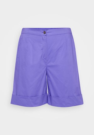 Pantalones cortos de algodón morados con un frente plano, cierre de un solo botón y dobladillo doblado. Textura suave sin patrones visibles.
