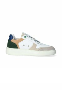 Zapatilla blanca de cuero con acentos de gamuza multicolor en beige, verde y azul marino. Presenta cordones redondos y una suela de goma texturizada.