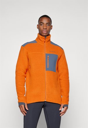 Veste en polaire orange avec des accents gris, dotée d'un col haut, d'une poche poitrine zippée et d'un tissu texturé. Manches à poignets ajustables.