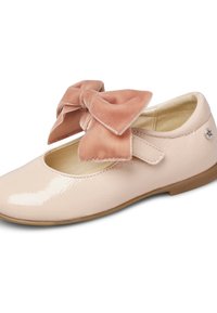 Ballerine in pelle patent rosa con un grande fiocco in velluto rosa morbido davanti e un piccolo accento a forma di stella sul lato.