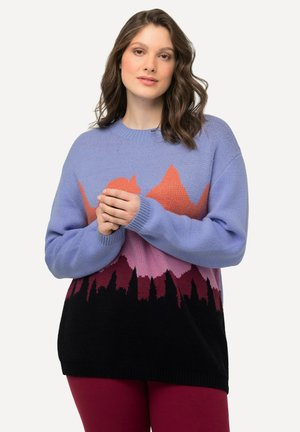 Pull en maille bleu clair avec un design de montagne dégradé en orange, rose et noir. Caractéristiques : encolure ronde et manches longues.