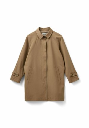 Abrigo beige hasta la rodilla con cuello, botones delanteros ocultos, dos bolsillos laterales y tiras ajustables con botones en las mangas.