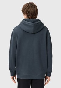 Tmavě šedá mikina s kapucí, volného střihu, s žebrovanými manžetami a spodním lemem, s dvojitou kapucí a měkkou texturovanou látkou.