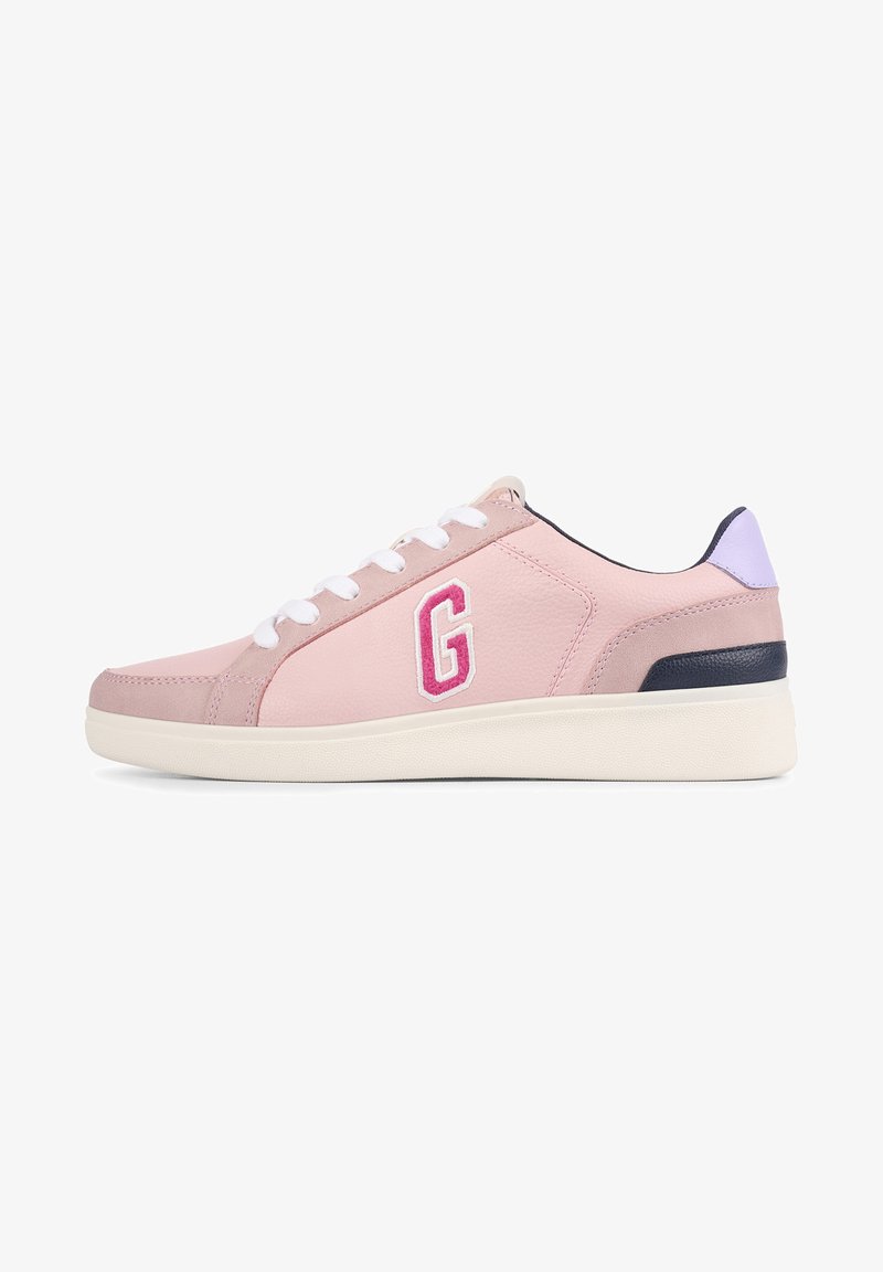 Baskets en cuir rose avec lacets blancs, présentant un logo stylisé "G" rose, un accent de talon bleu marine et une semelle en caoutchouc texturée.