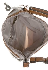Borsa in pelle marrone con interno in tessuto beige, cerniera aperta, piccola tasca interna e portachiavi in metallo attaccato alla linguetta della cerniera.