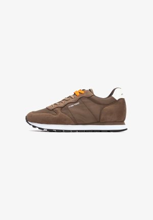 Sneaker in suede e tessuto marrone con lacci arancioni, dettagli bianchi sul tallone, suola in gomma e suola nera a contrasto. Design atletico classico.