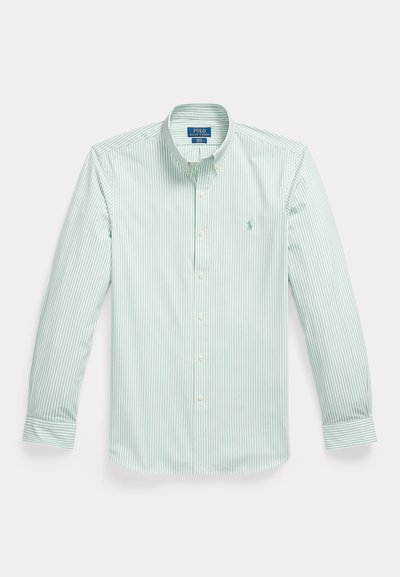 Chemise à manches longues rayée verticalement vert clair et blanc, boutonnée, avec col et petit logo brodé sur la poitrine gauche.