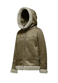 Giacca con cappuccio di colore verde oliva realizzata in morbido materiale, con cappuccio e polsini foderati in pelliccia, chiusura con zip e due tasche frontali.