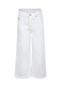 Jeans bianchi a gamba larga realizzati in cotone. Presentano un classico design a cinque tasche, chiusura frontale con bottone e sottili dettagli di cucitura.