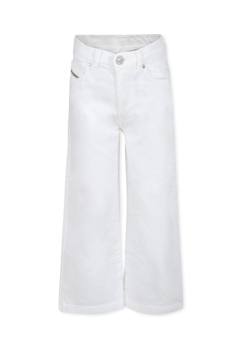 Jeans bianchi a gamba larga realizzati in cotone. Presentano un classico design a cinque tasche, chiusura frontale con bottone e sottili dettagli di cucitura.