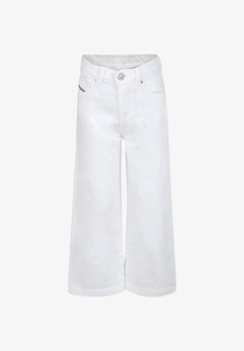 Jeans bianchi a gamba larga realizzati in cotone. Presentano un classico design a cinque tasche, chiusura frontale con bottone e sottili dettagli di cucitura.